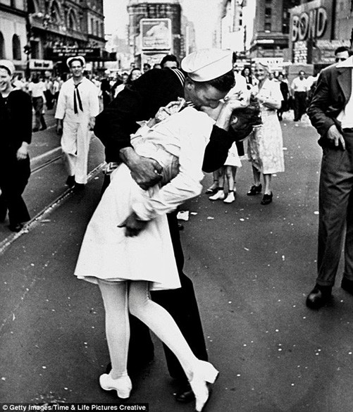 Bức ảnh “Nụ hôn Quảng trường Thời đại” của nhiếp ảnh gia Mỹ Alfred Eisenstaedt được tạp chí Time bình chọn là một trong 100  bức ảnh ảnh hưởng nhất mọi thời đại. Tấm ảnh ghi lại khoảnh khắc một thủy thủ hôn đắm đuối nữ y tá ở ngay Quảng trường Thời đại trong khi mọi người ăn mừng Chiến tranh Thế giới 2 kết thúc. Ảnh Báo tin tức